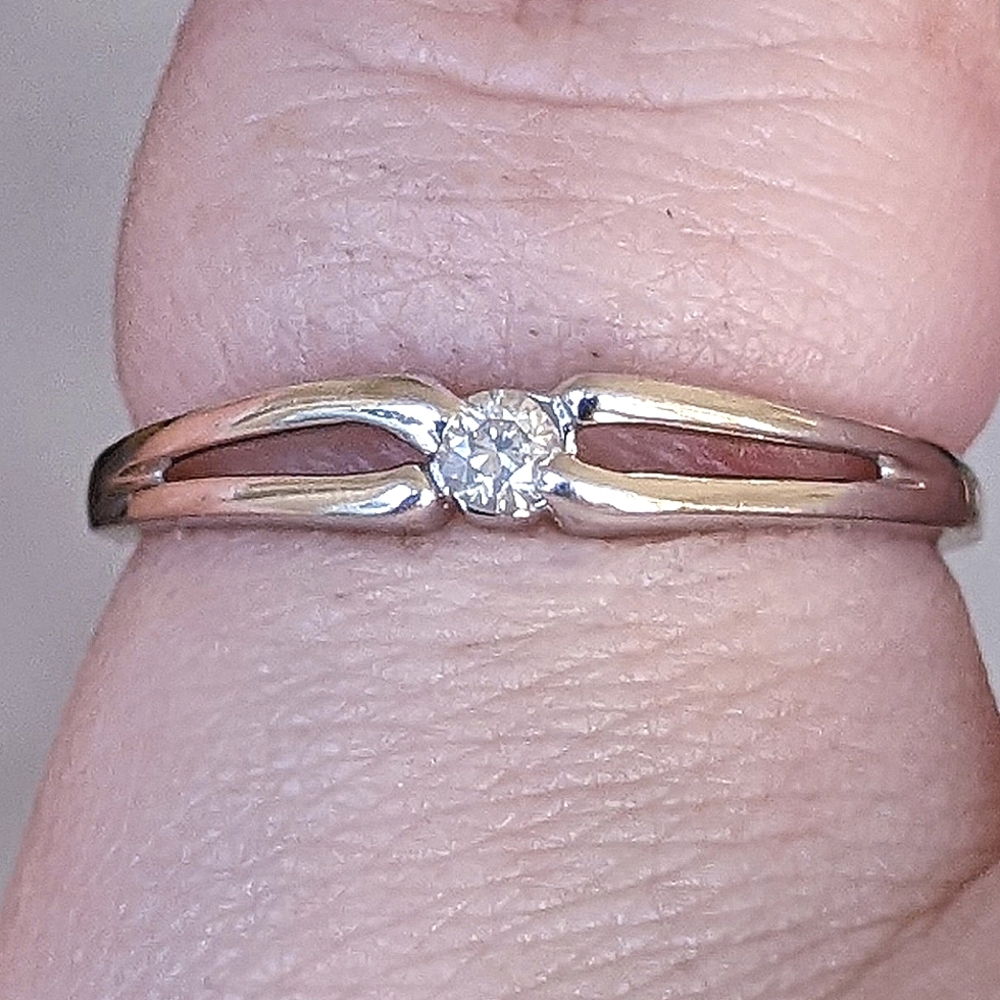 10K white gold diamond solitaire ring